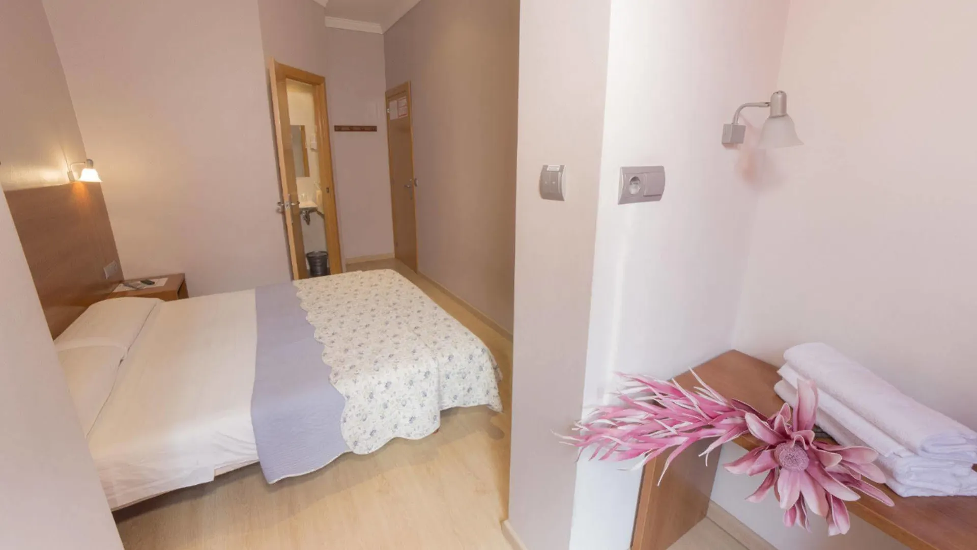 Ciudad Condal Hostal - Paseo De Gracia Barcelona 3*,